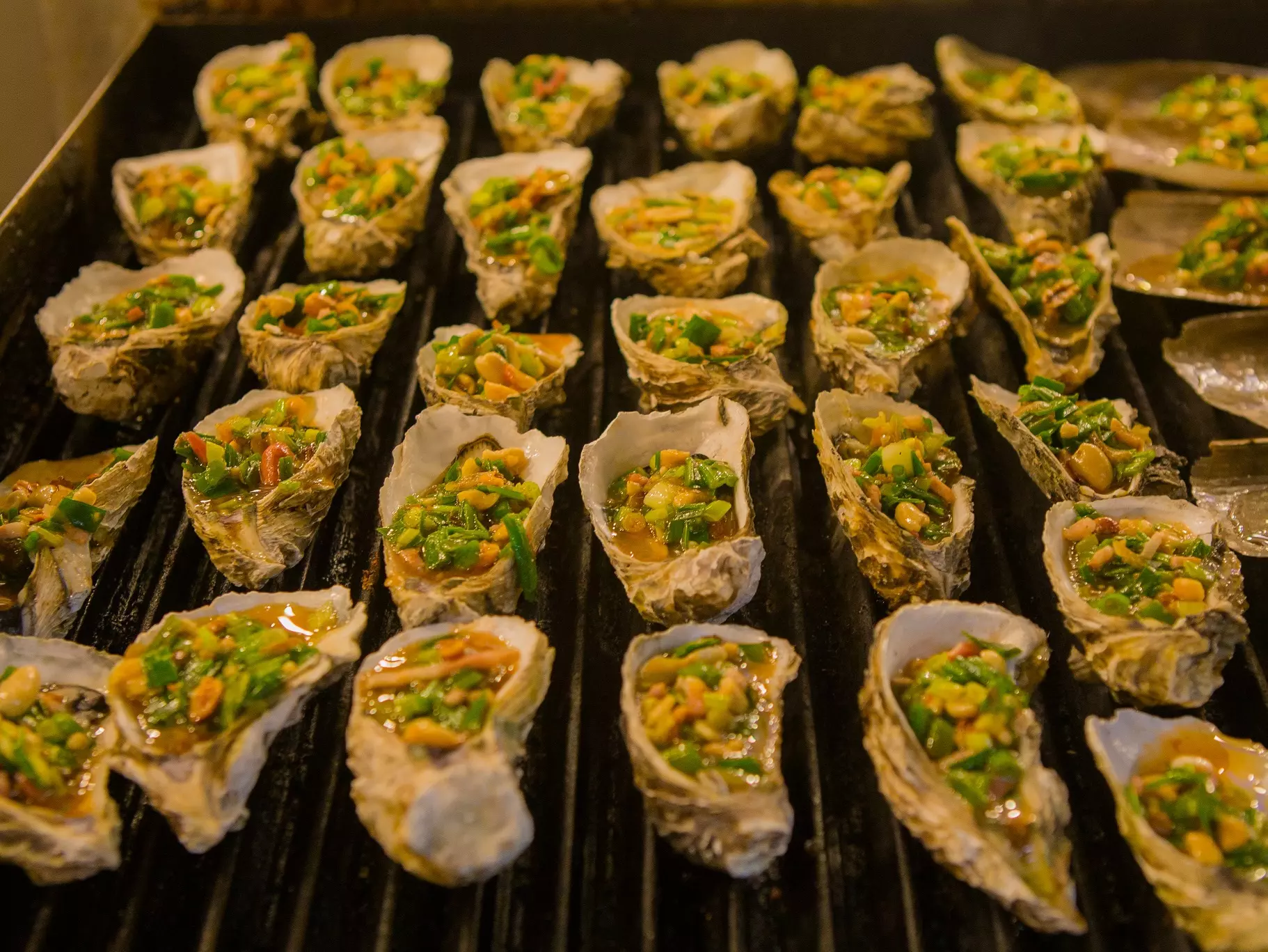 Ăn gì ở Hạ Long? TOP 15+ món ăn ngon quên lối về tại thành phố biển