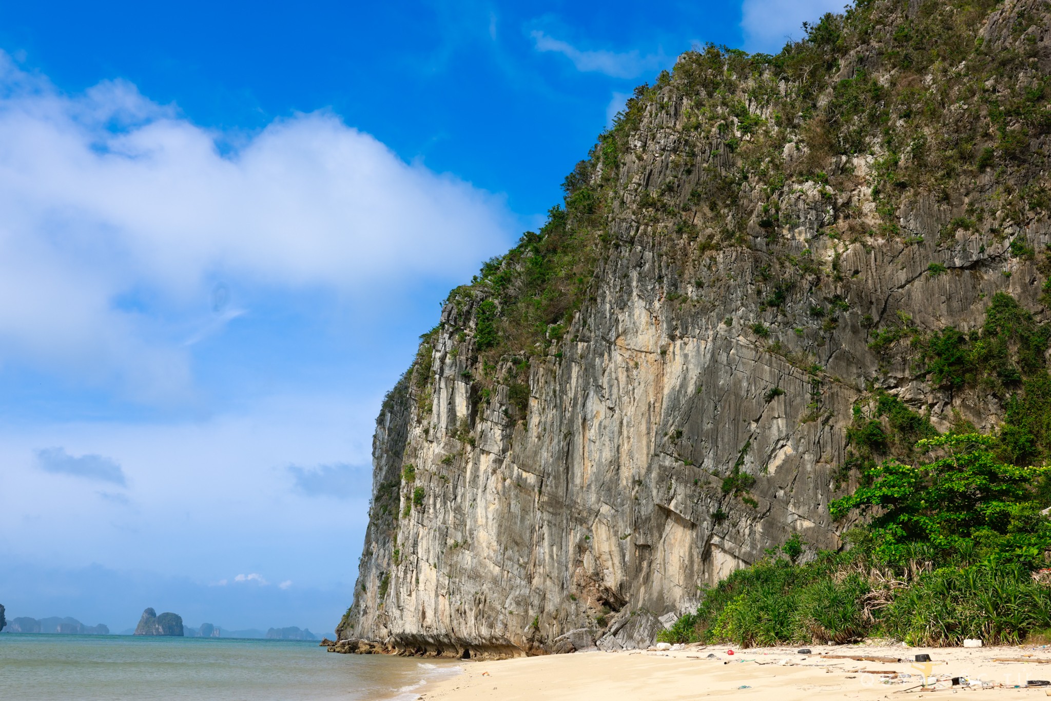 Ngắm đảo ngọc tựa mắt rồng kỳ bí giữa vịnh Hạ Long