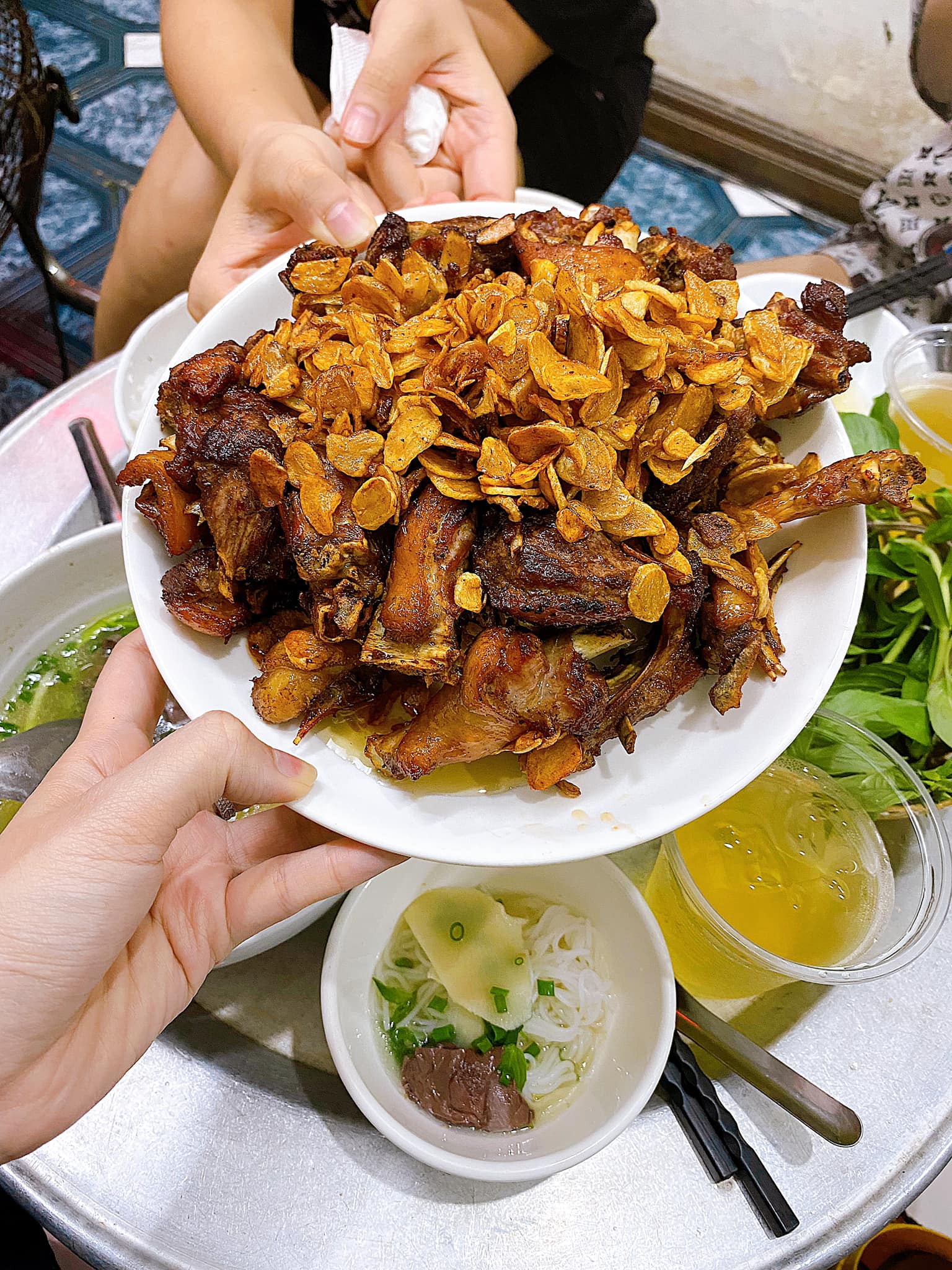 Gợi Ý 10 Quán Ngan Cháy Tỏi Hà Nội Được Yêu Thích Nhất