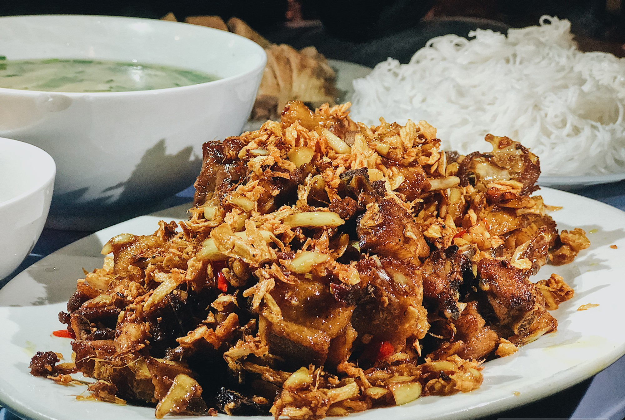 Ngan cháy tỏi, món ngon xứ Bắc lạ miệng được giới trẻ Sài Gòn mê thích