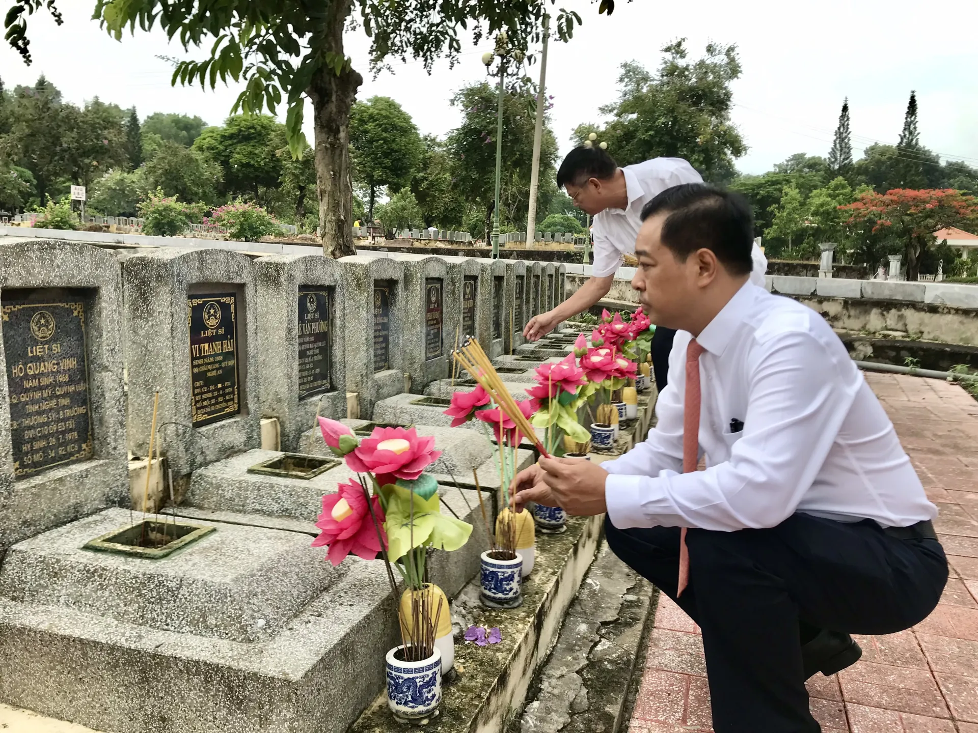 Đoàn đại biểu TP Hà Nội viếng Nghĩa trang liệt sĩ Tân Biên