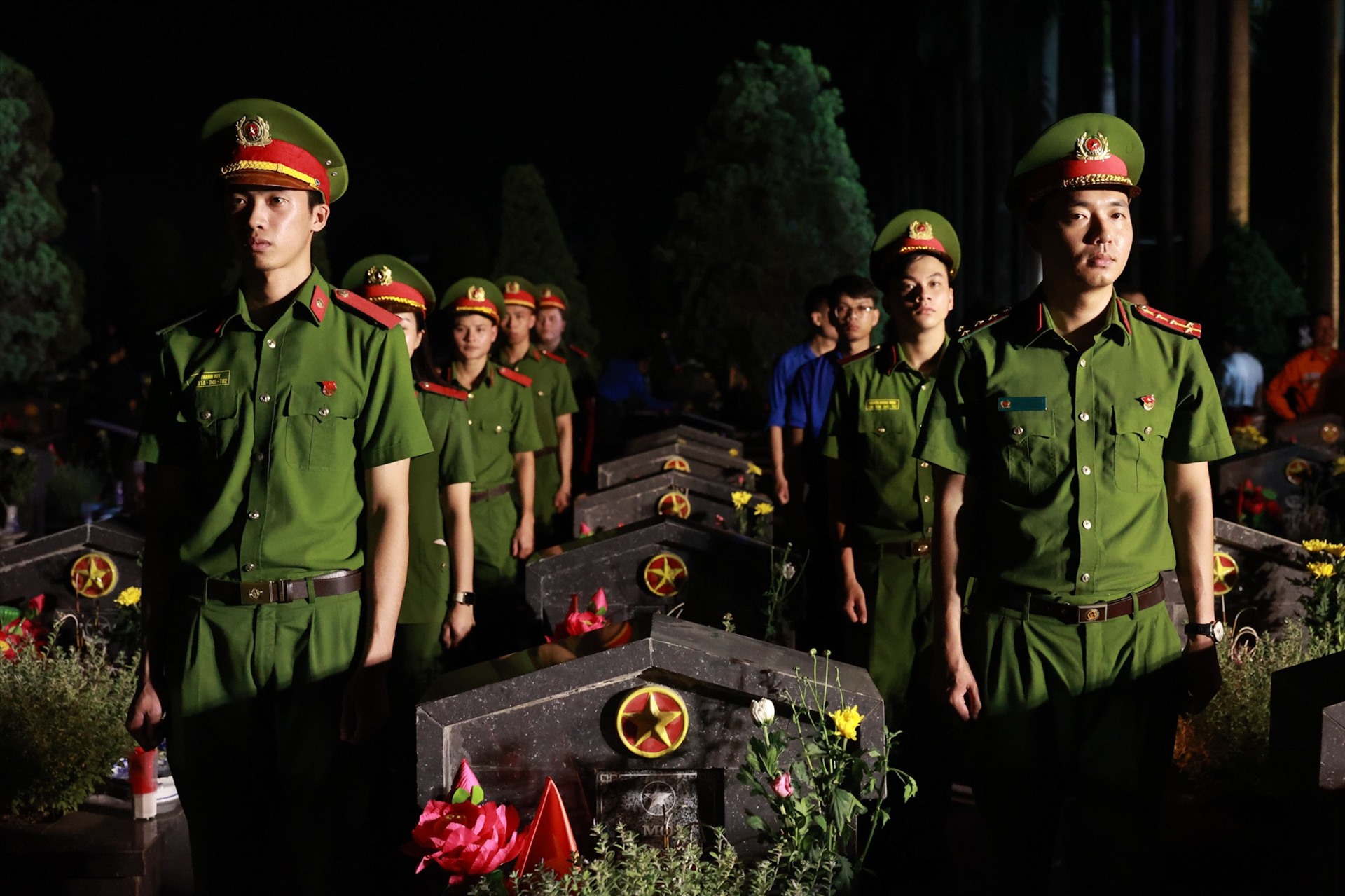 Nghĩa trang liệt sĩ Hà Nội được thắp sáng bằng hàng nghìn ngọn nến tri ân  dịp 27.7