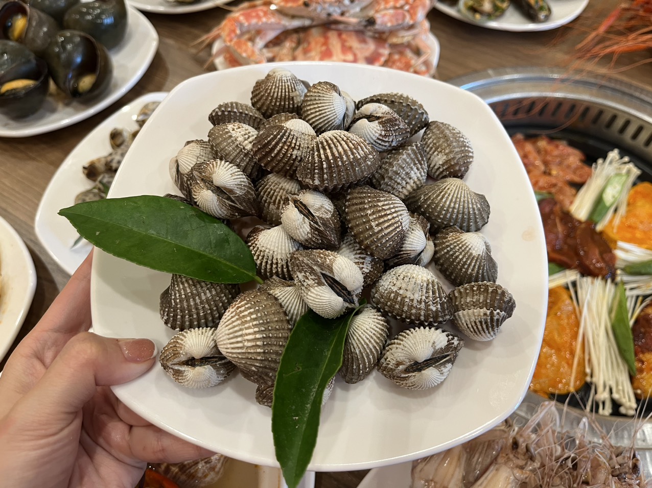 Vì sao chỉ nên ăn sò huyết còn tươi sống?