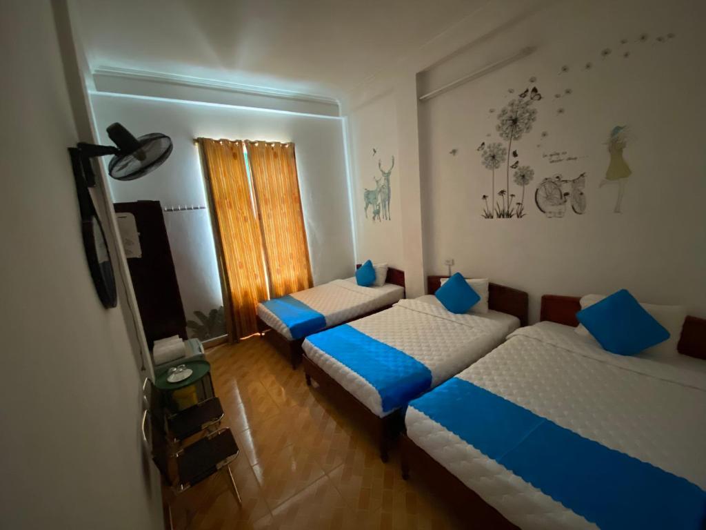 Giường trong phòng chung tại Alex Ha Long Hotel