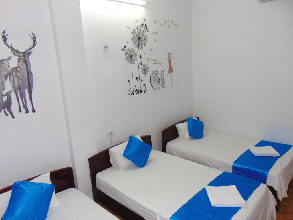 Giường trong phòng chung tại Alex Ha Long Hotel