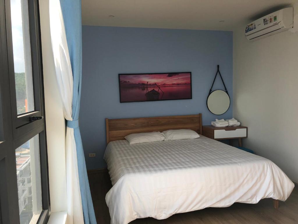 Giường trong phòng chung tại Angela House Halong