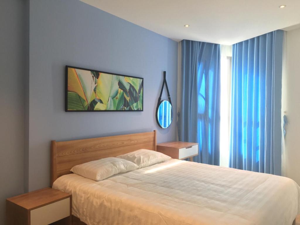 Giường trong phòng chung tại Angela House Halong