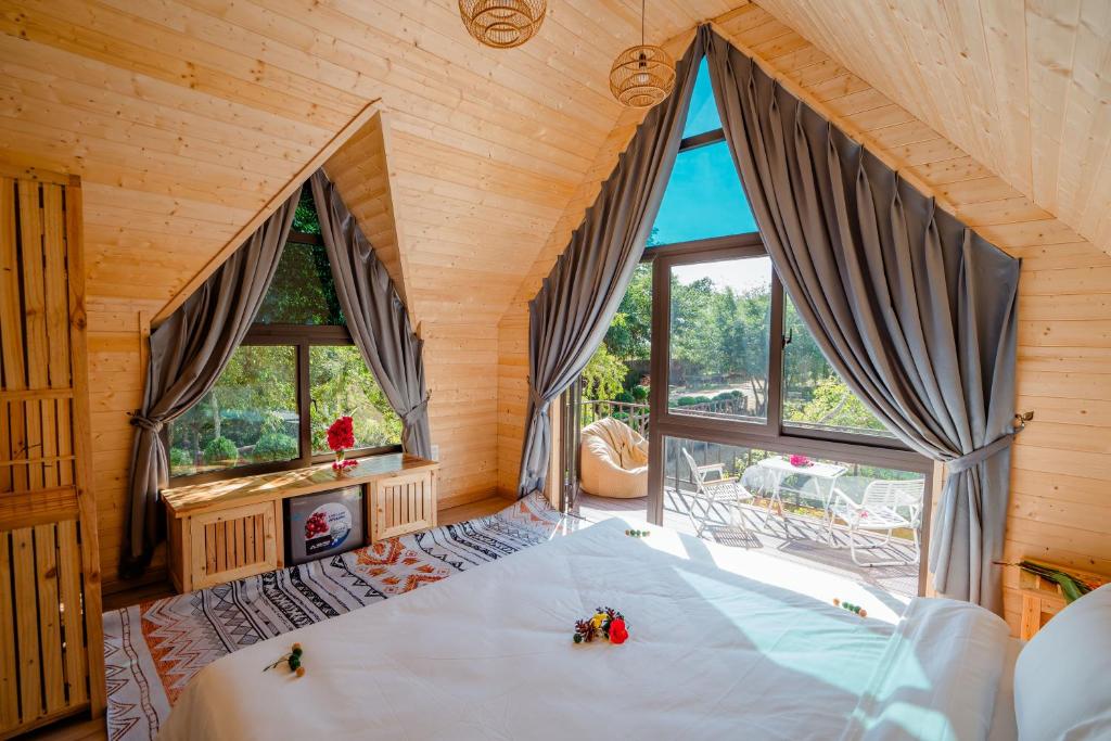 Giường trong phòng chung tại Bai Tu Long Mountain Resort
