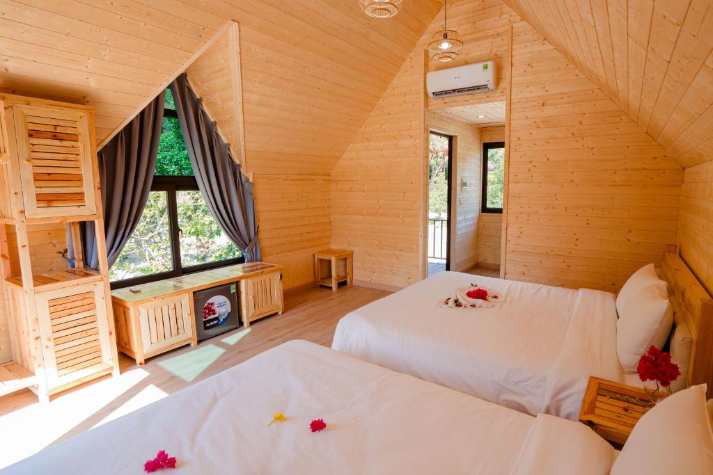 Giường trong phòng chung tại Bai Tu Long Mountain Resort