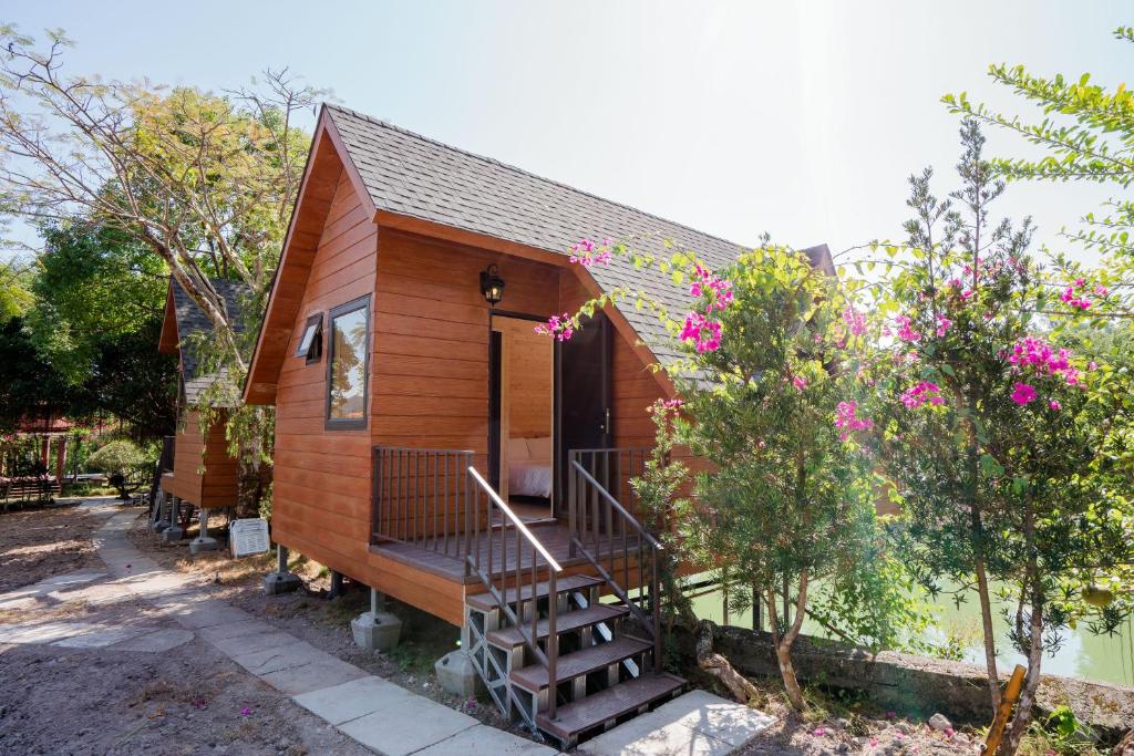 Vườn quanh Bai Tu Long Mountain Resort