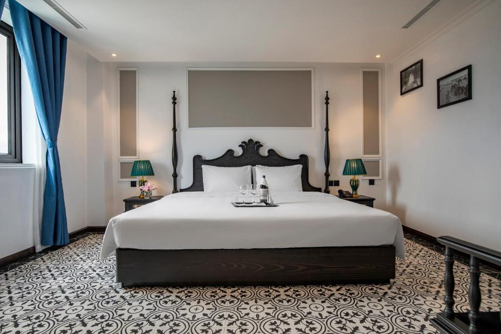 Giường trong phòng chung tại Ha Long Essence Hotel