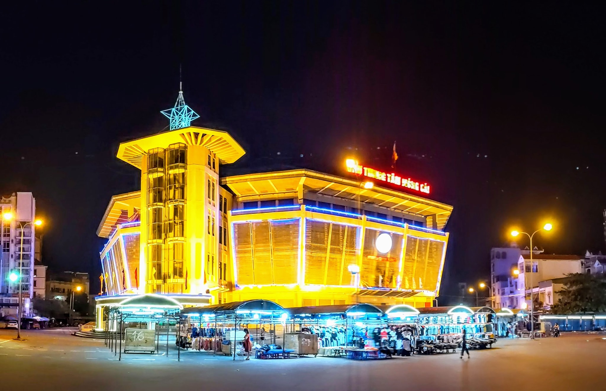 Chợ đêm Móng Cái: Điểm mua sắm, ẩm thực sôi động về đêm