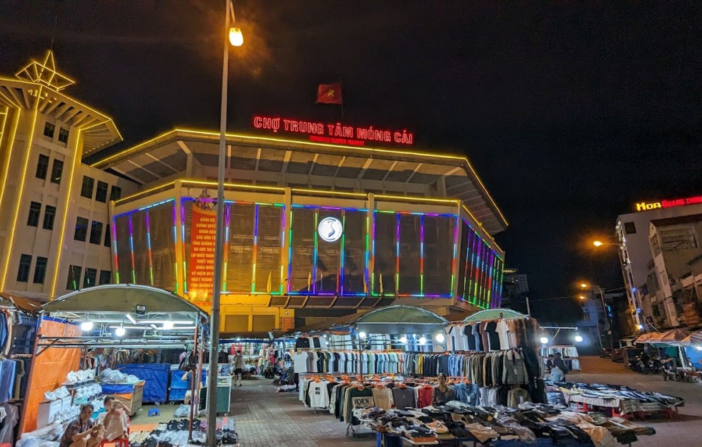 Chợ đêm Móng Cái: Điểm mua sắm, ẩm thực sôi động về đêm