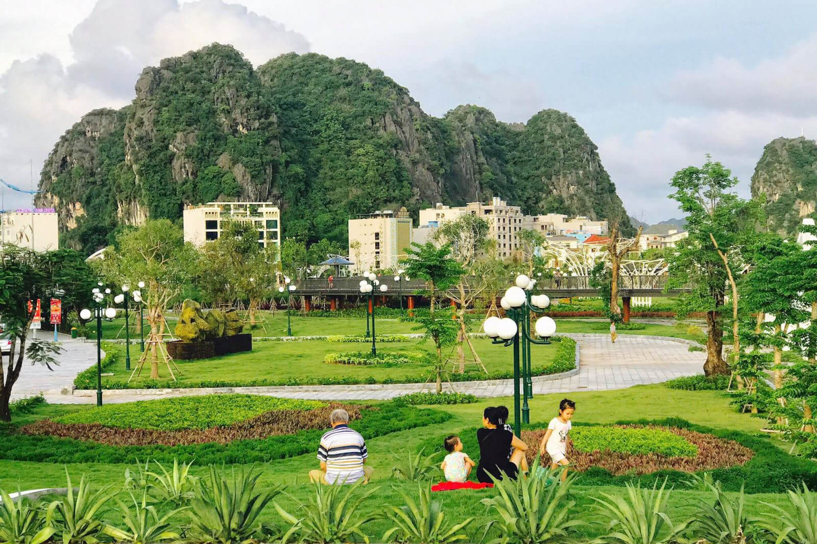 Bật mí 15+ địa điểm du lịch Hạ Long siêu bánh cuốn