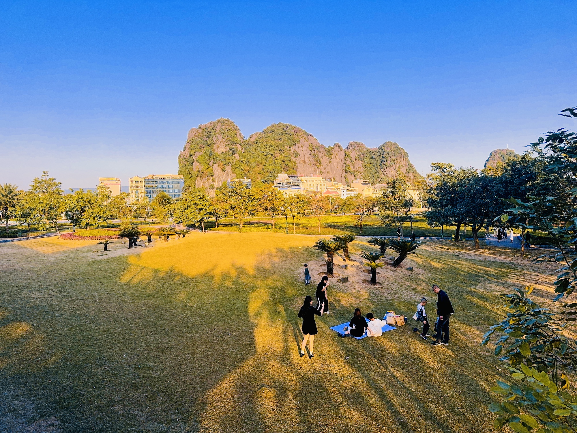 Có một công viên đẹp xiêu lòng bên bờ Di sản vịnh Hạ Long