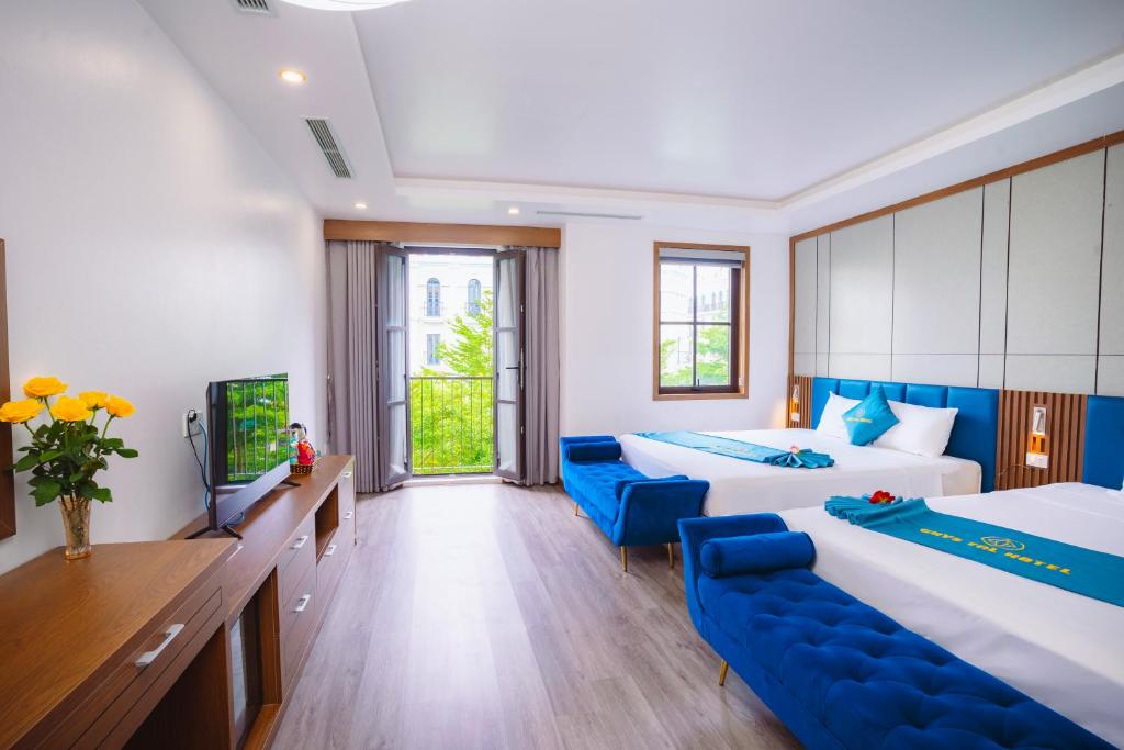 Giường trong phòng chung tại Crystal Holiday Hotel Ha long - 3 Loc Vung Street