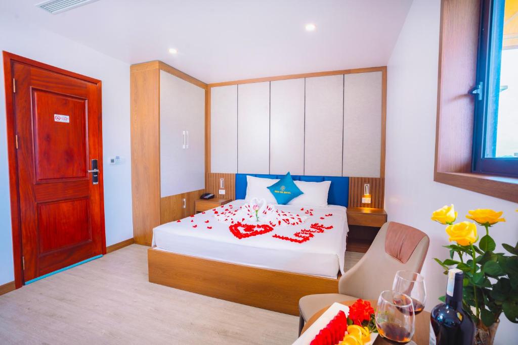 Giường trong phòng chung tại Crystal Holiday Hotel Ha long - 3 Loc Vung Street