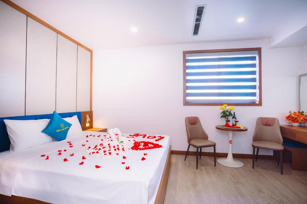 Giường trong phòng chung tại Crystal Holiday Hotel Ha long - 3 Loc Vung Street