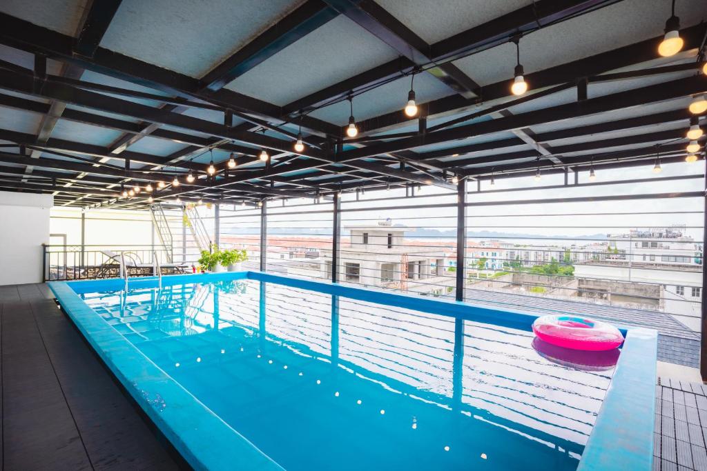 Hồ bơi trong/gần Crystal Holiday Hotel Ha long - 3 Loc Vung Street