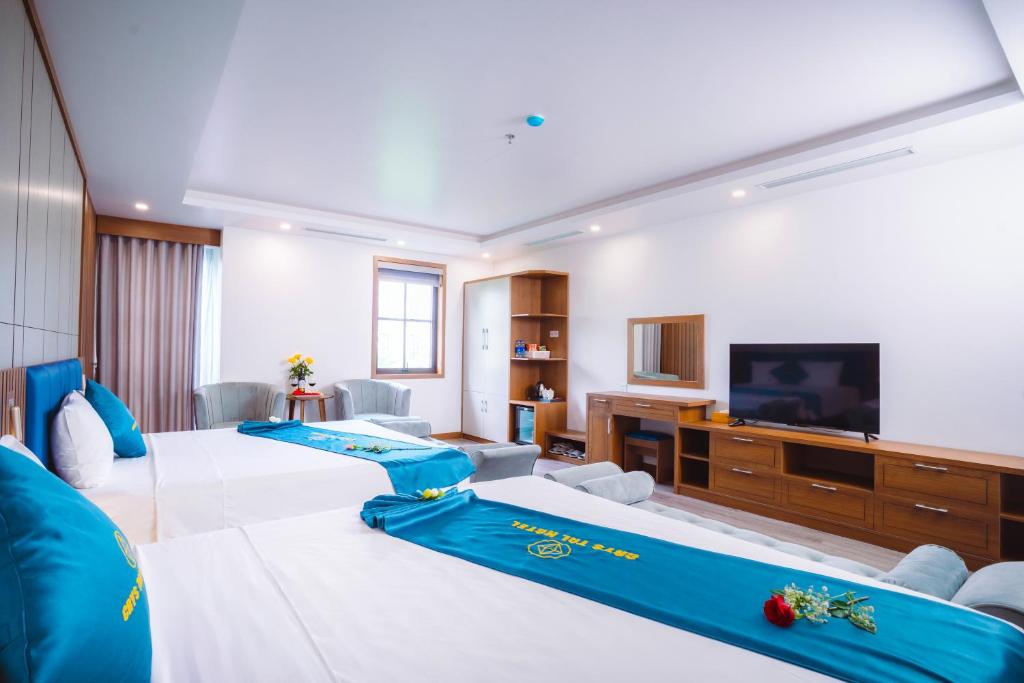 Giường trong phòng chung tại Crystal Holiday Hotel Ha long - 3 Loc Vung Street