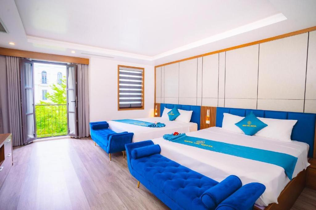 Giường trong phòng chung tại Crystal Holiday Hotel Ha long - 3 Loc Vung Street
