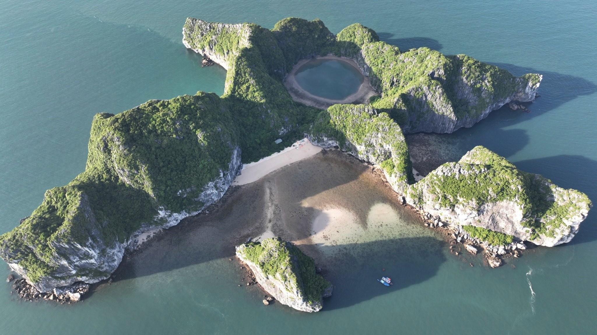 Đảo đẹp nhất vùng lõi vịnh Hạ Long bị xâm hại - Báo VnExpress