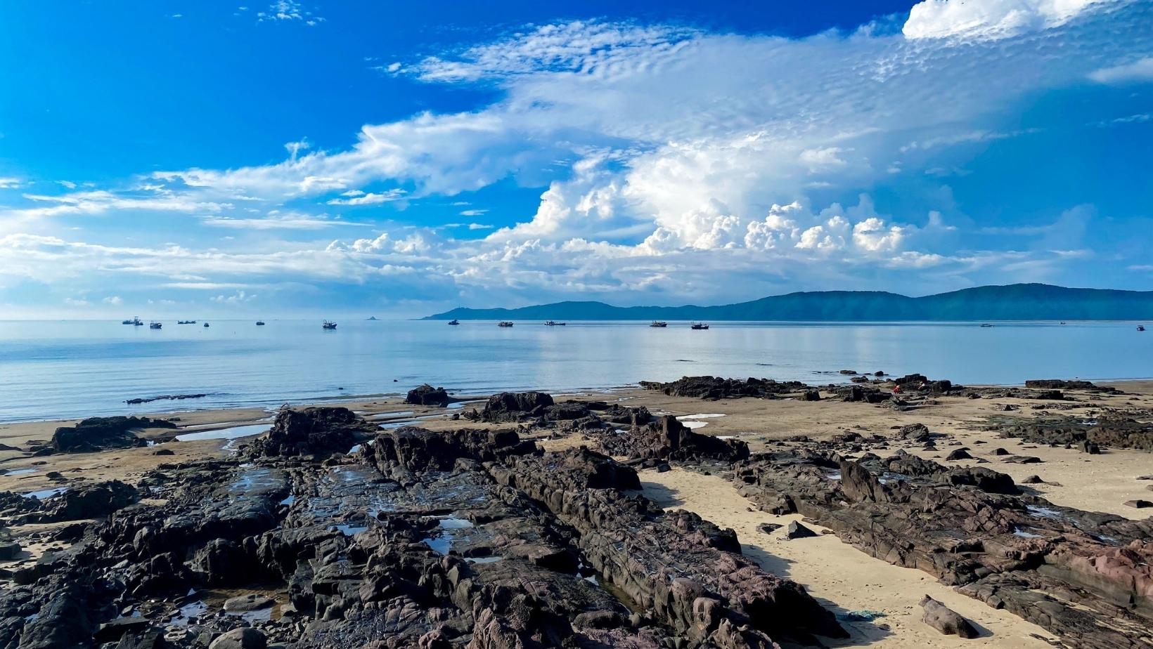 Bãi Đá Đen Móng Cái - Kinh nghiệm vui chơi chi tiết