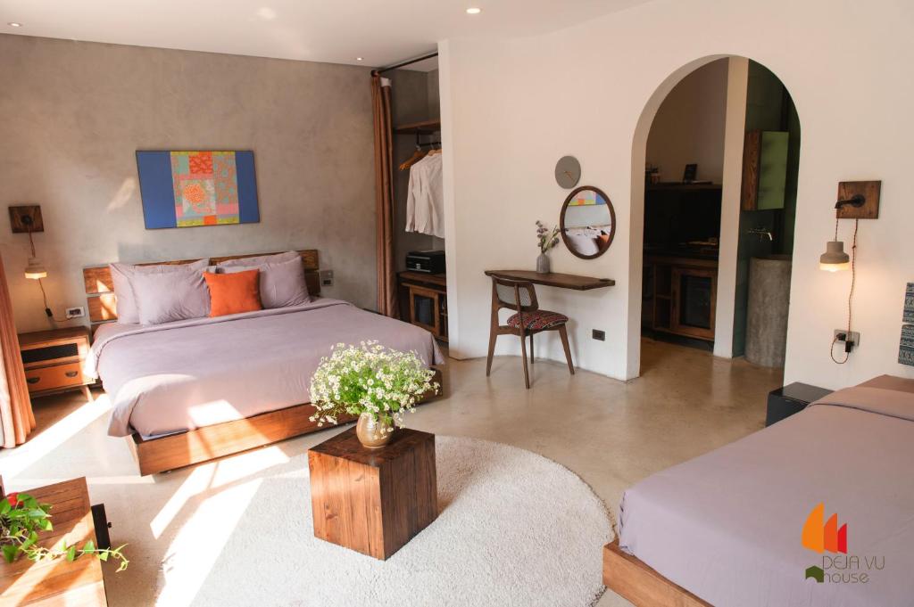 Giường trong phòng chung tại Deja Vu House Ha Long