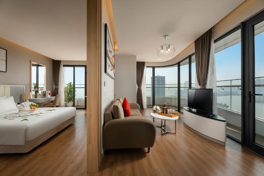 Giường trong phòng chung tại DeLaSea Ha Long Hotel