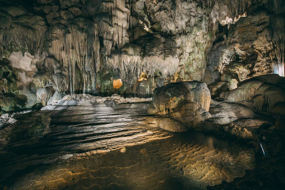 Động Thiên Cung - Ấn tượng hang động lộng lẫy nhất nơi Vịnh Hạ Long