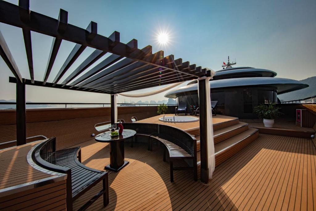 Ảnh trong thư viện ảnh của Scarlet Pearl Cruises - Wonder On Lan Ha Bay ở Hạ Long