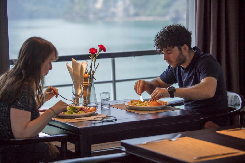 Khách lưu trú tại Scarlet Pearl Cruises - Wonder On Lan Ha Bay