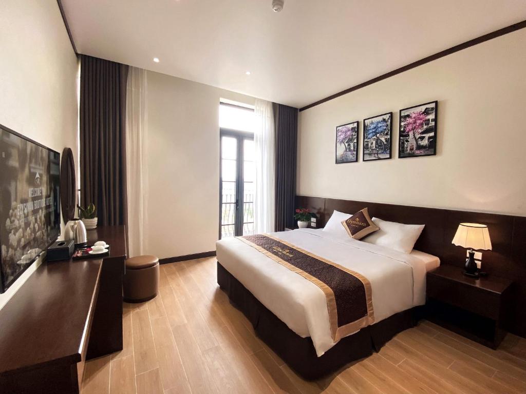 Giường trong phòng chung tại Elysinam Boutique Hotel Ha Long