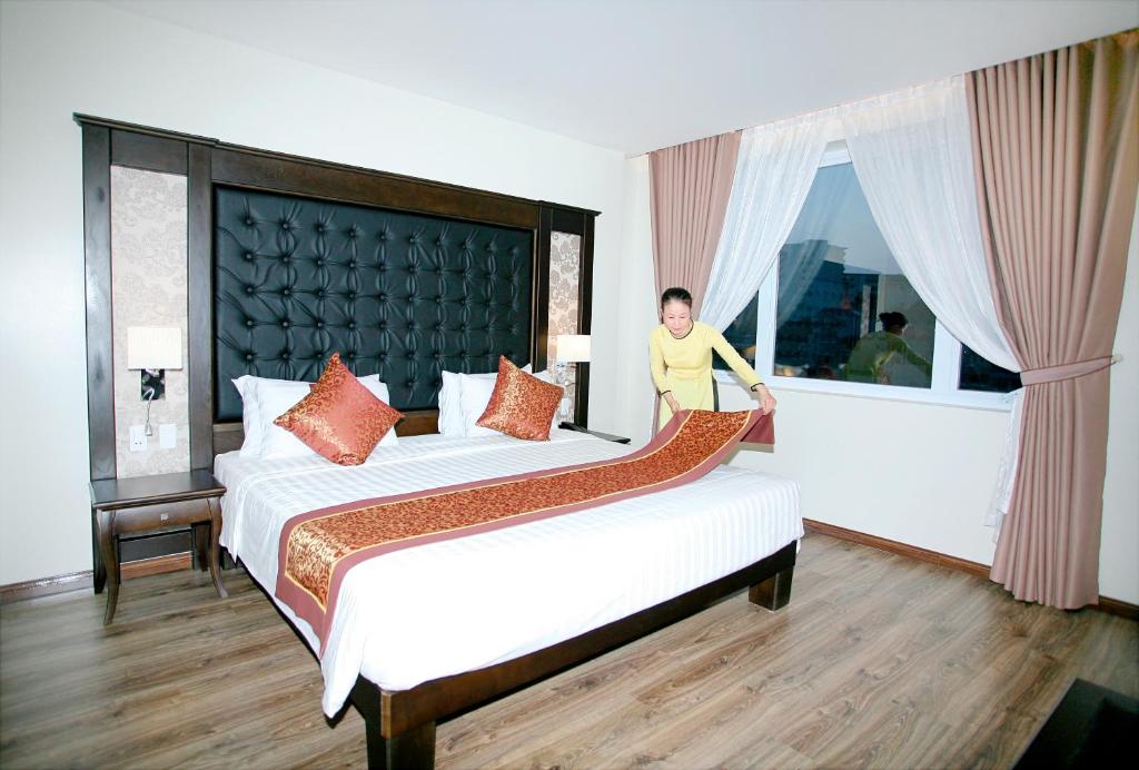 Giường trong phòng chung tại Ha Long Park Hotel