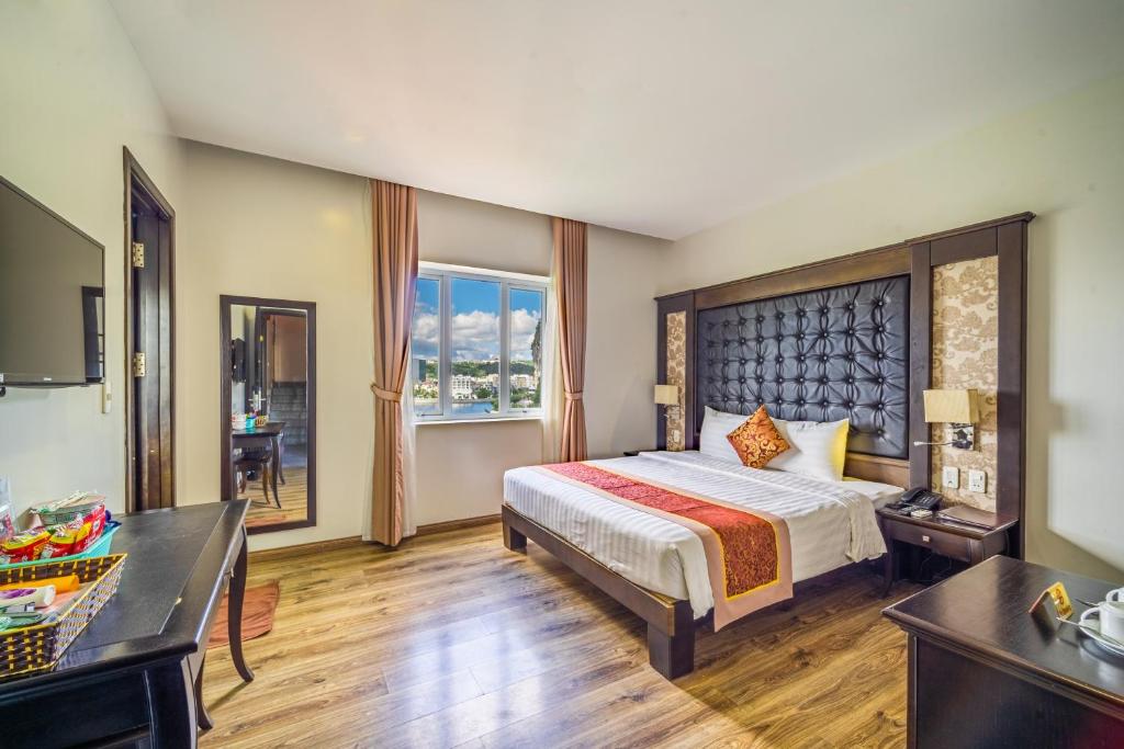 Giường trong phòng chung tại Ha Long Park Hotel