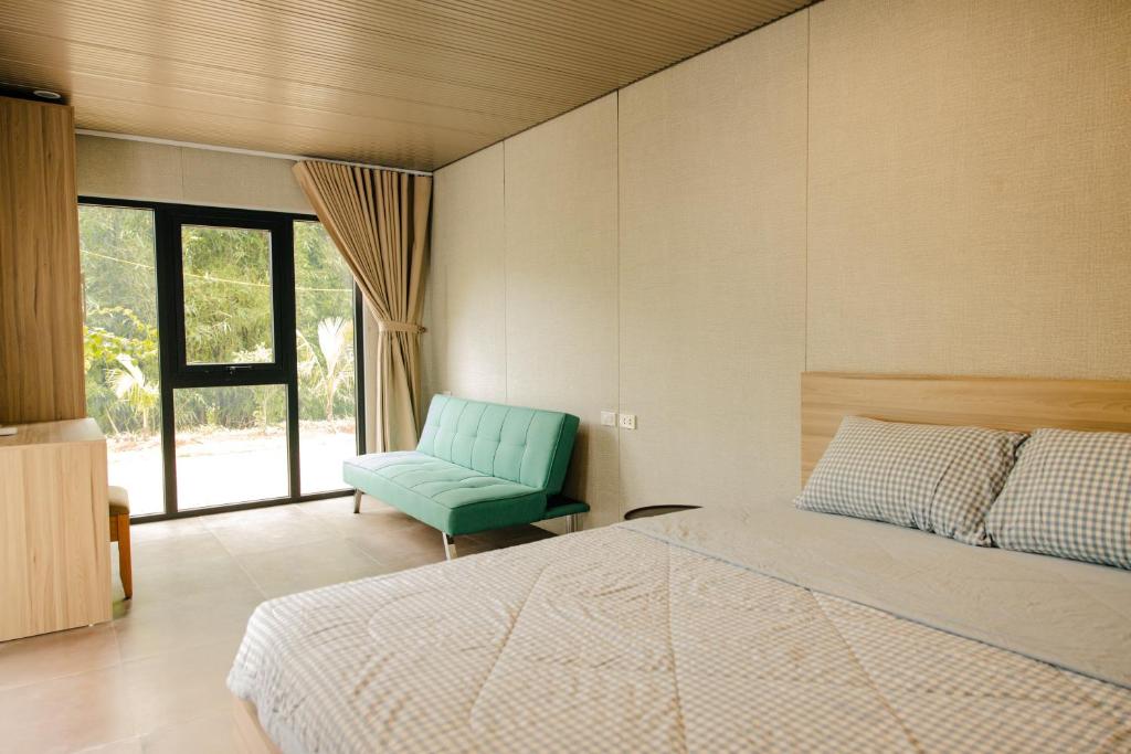 Giường trong phòng chung tại Halo Retreat