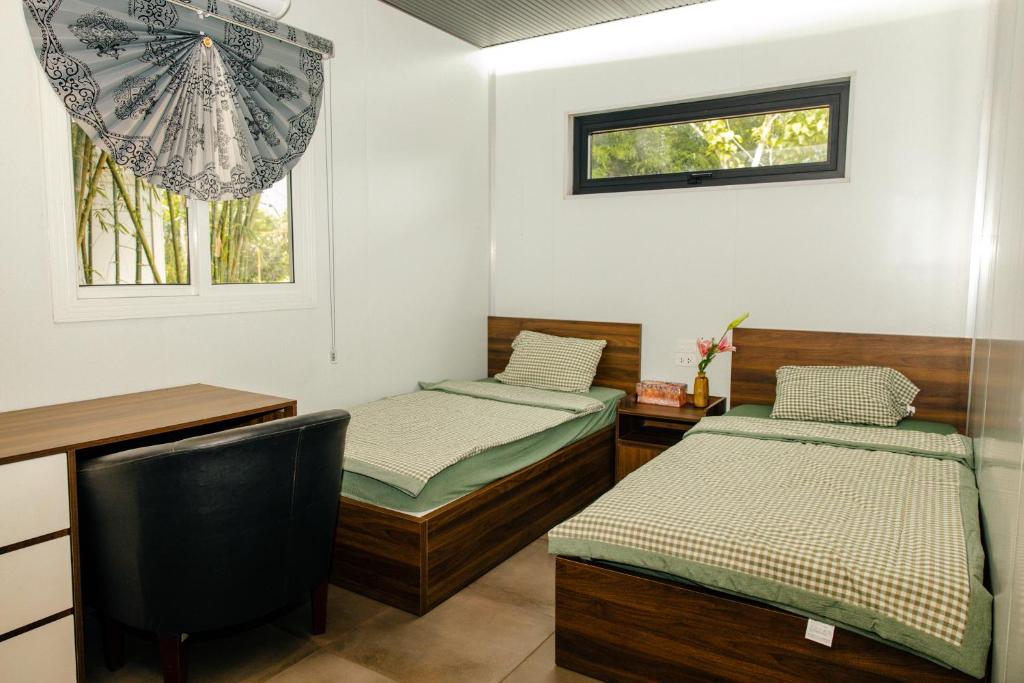 Giường trong phòng chung tại Halo Retreat