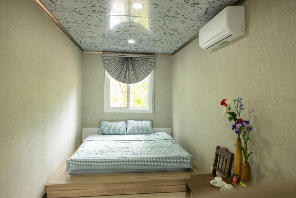 Giường trong phòng chung tại Halo Retreat