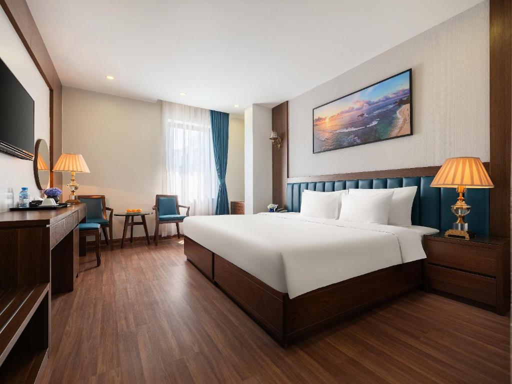 Giường trong phòng chung tại Halong Boutique Hotel