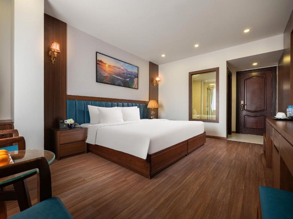 Giường trong phòng chung tại Halong Boutique Hotel