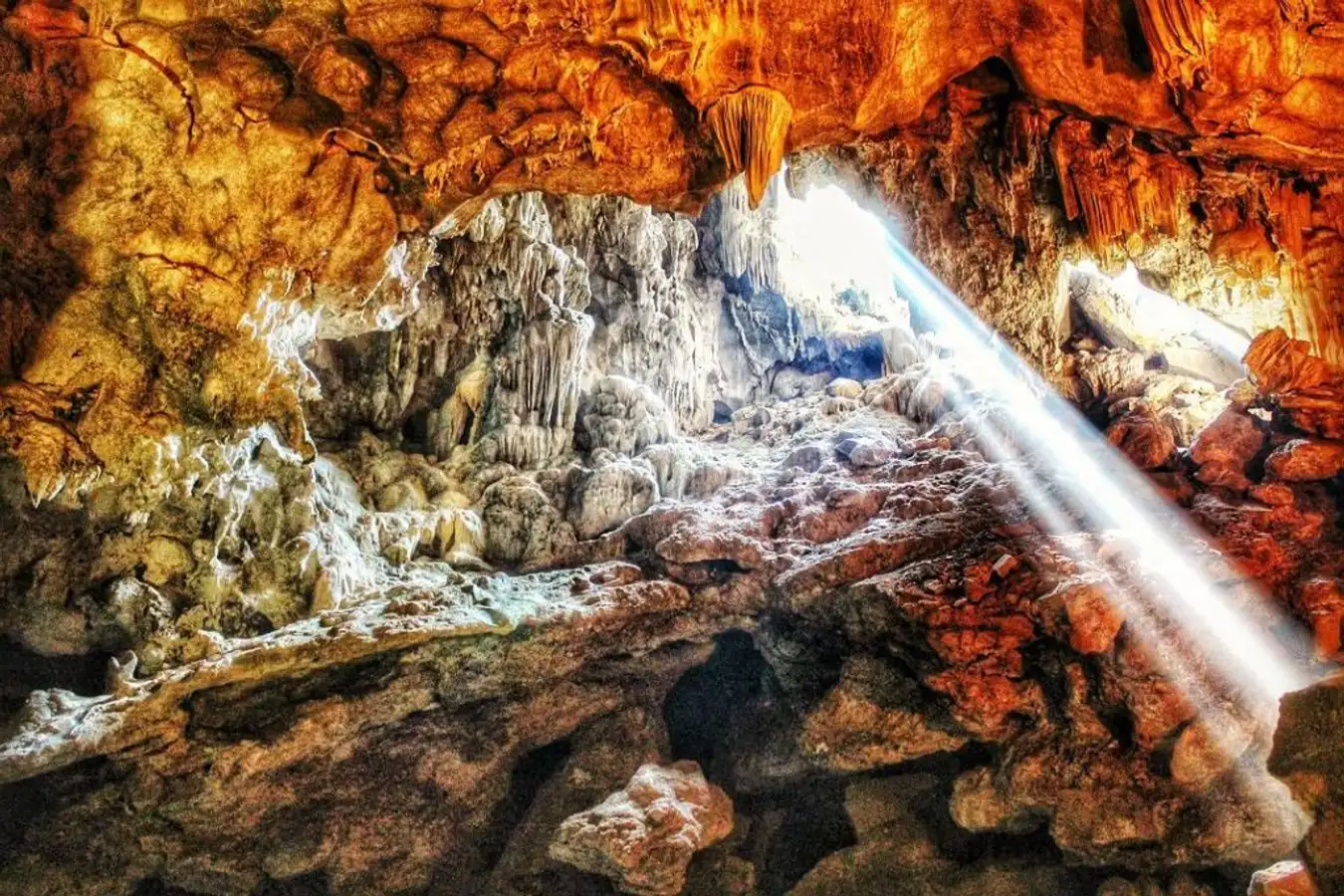 Hang Đầu Gỗ - Tuyệt tác tại vịnh Hạ Long - Vivu Halong