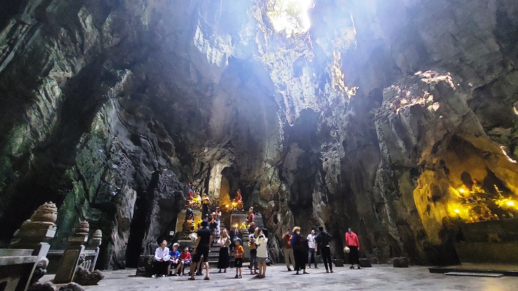 Chiêm ngưỡng sự độc đáo của ma nhai trong lòng hang động ở Ngũ Hành Sơn