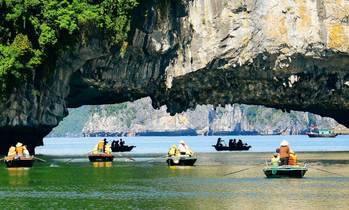 Khám phá hang Trinh Nữ với câu chuyện tình dang dở