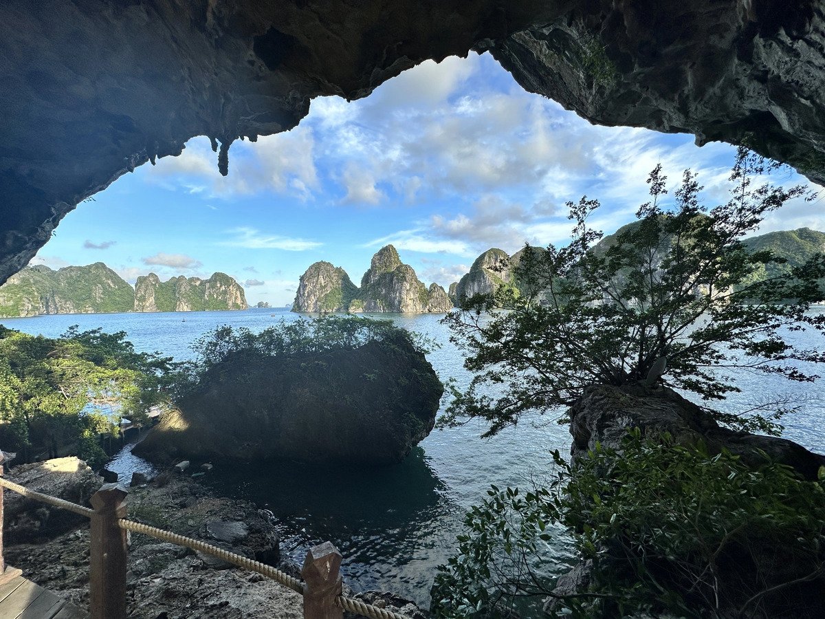 Hang Trống - Hang Trinh Nữ: Vẻ đẹp ẩn giấu giữa non nước Hạ Long