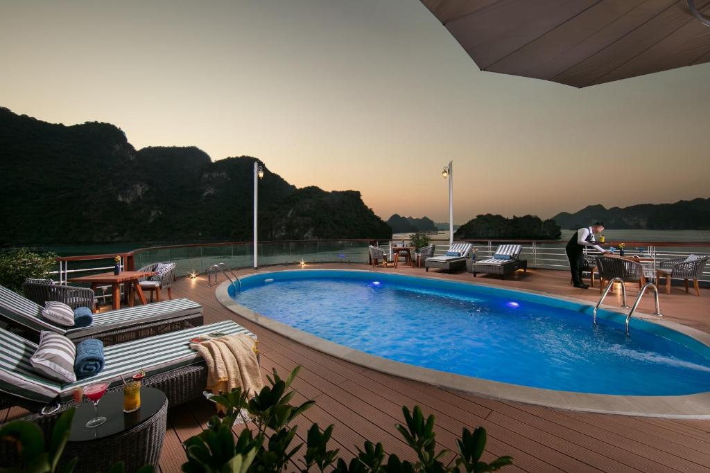 Phong cảnh thiên nhiên gần du thuyền