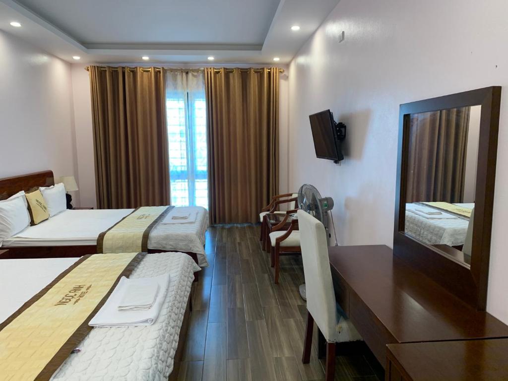 Giường trong phòng chung tại Hotel Ngoc Anh - Van Don