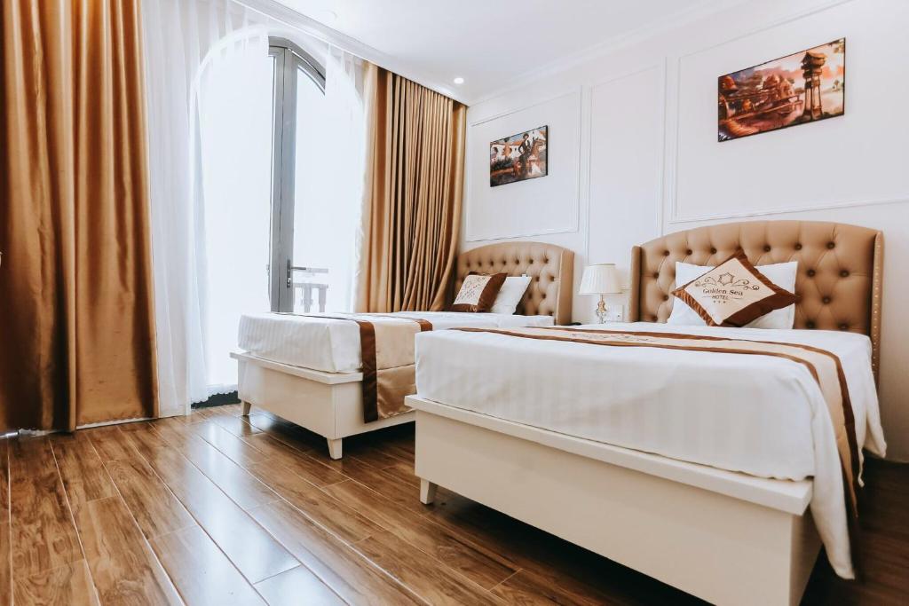 Giường trong phòng chung tại Golden Sea Hotel