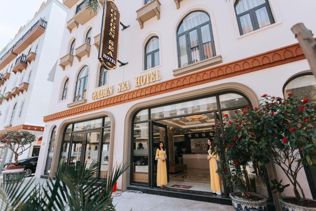 Mặt tiền/cổng chính của Golden Sea Hotel