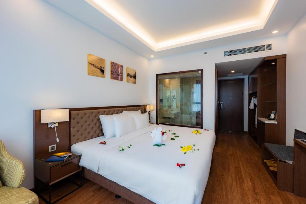 Giường trong phòng chung tại Hạ Long New Century Hotel