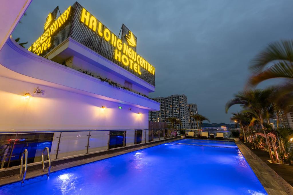 Hồ bơi trong/gần Hạ Long New Century Hotel